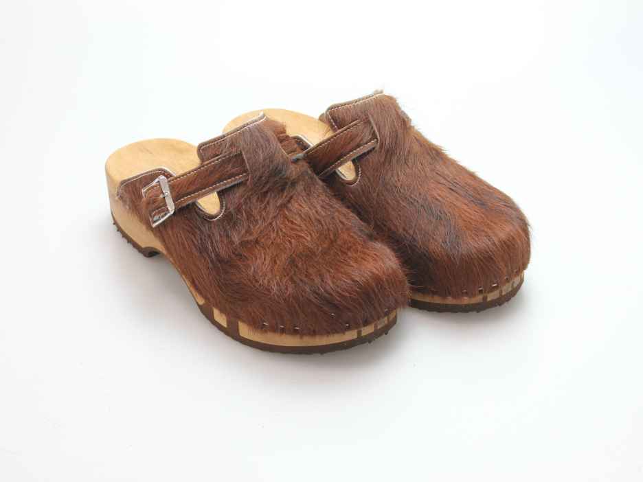 Bewegliche Clogs mit Absatz in Fell