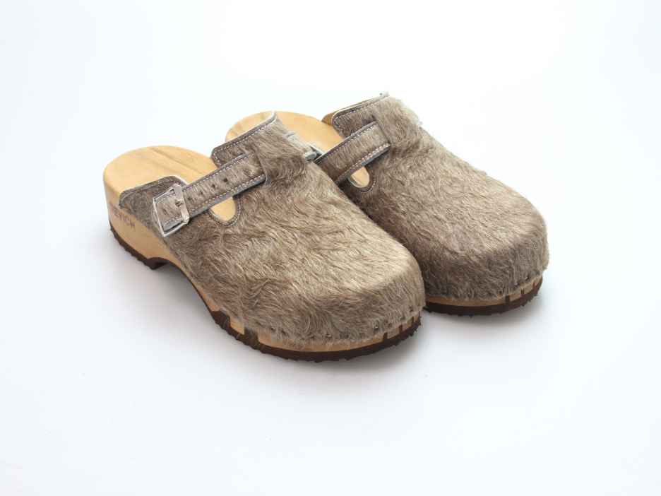 Bewegliche Clogs mit Absatz in Fell