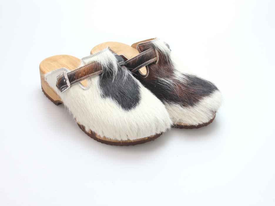Bewegliche Clogs mit Absatz in Fell