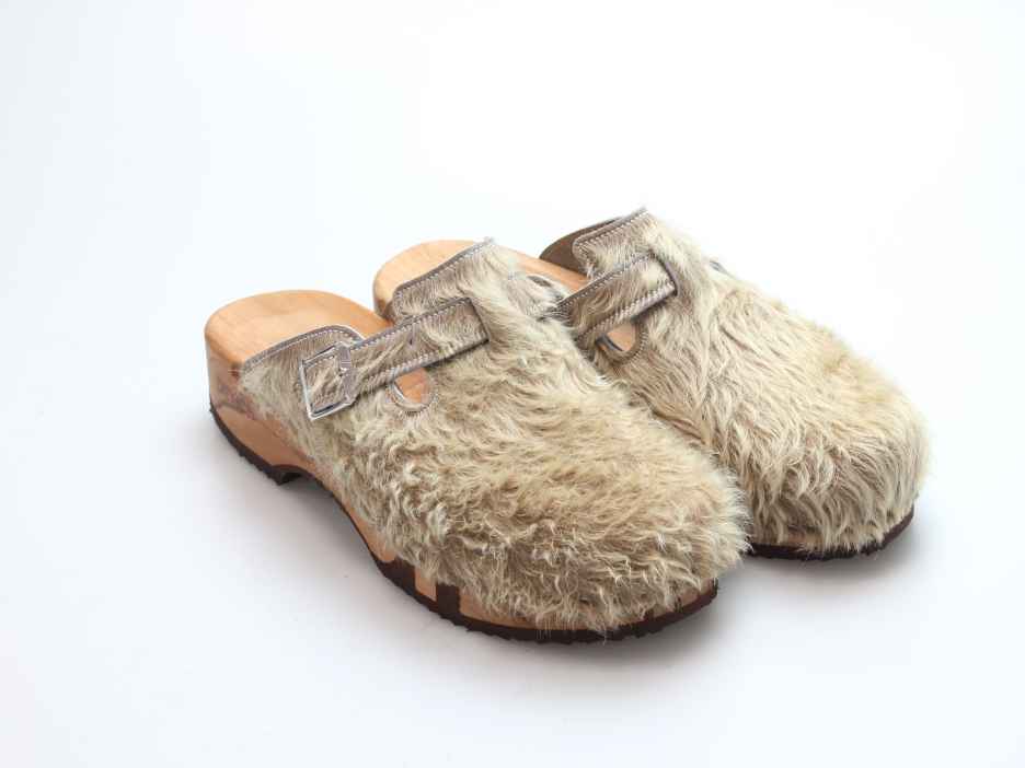 Bewegliche Clogs mit Absatz in Fell