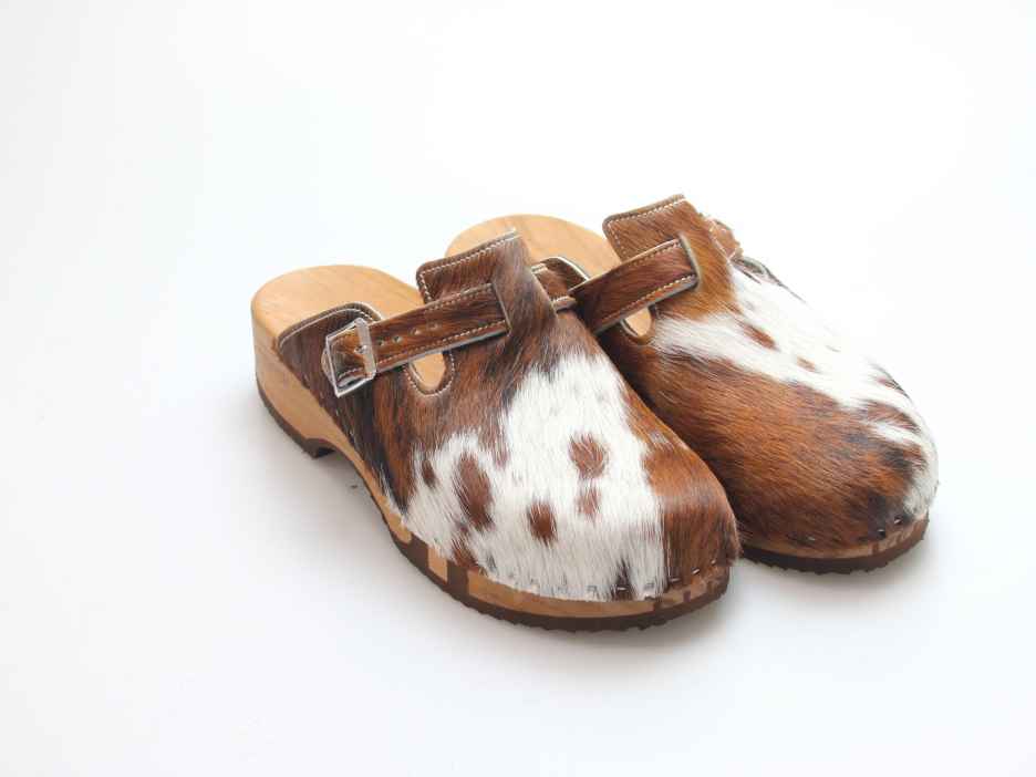 Bewegliche Clogs mit Absatz in Fell