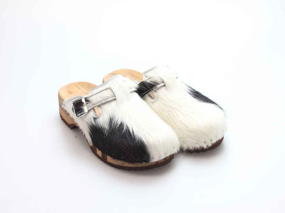 Bewegliche Clogs mit Absatz in Fell