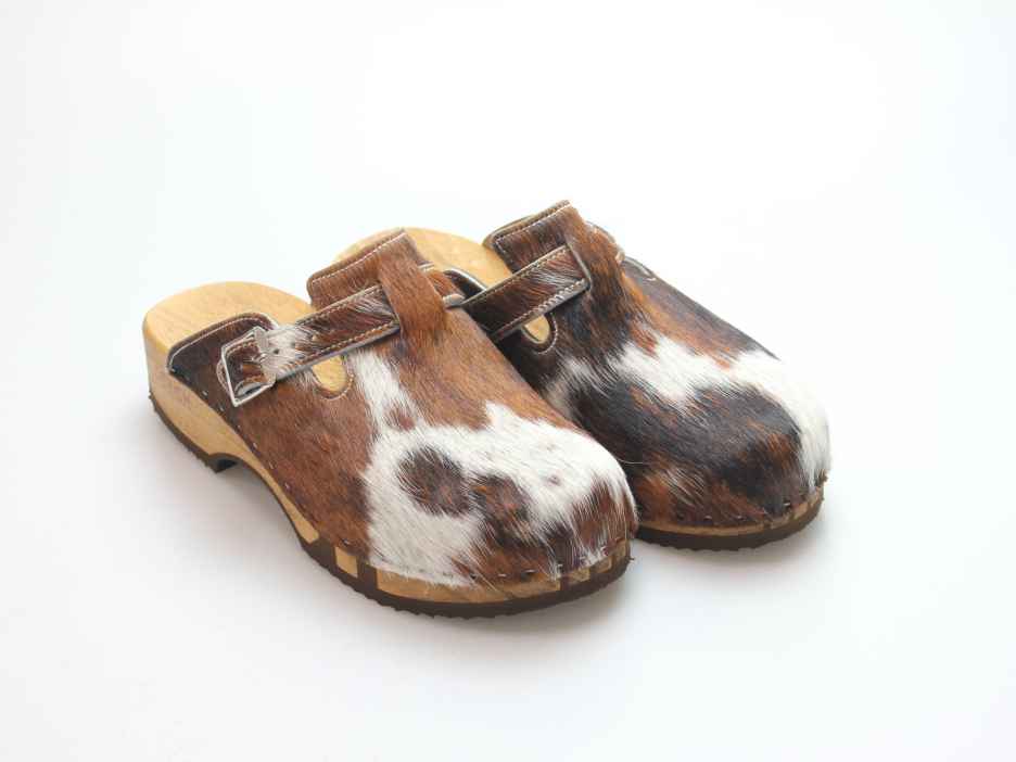 Bewegliche Clogs mit Absatz in Fell