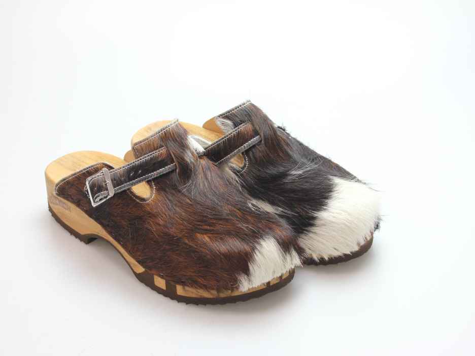Bewegliche Clogs mit Absatz in Fell