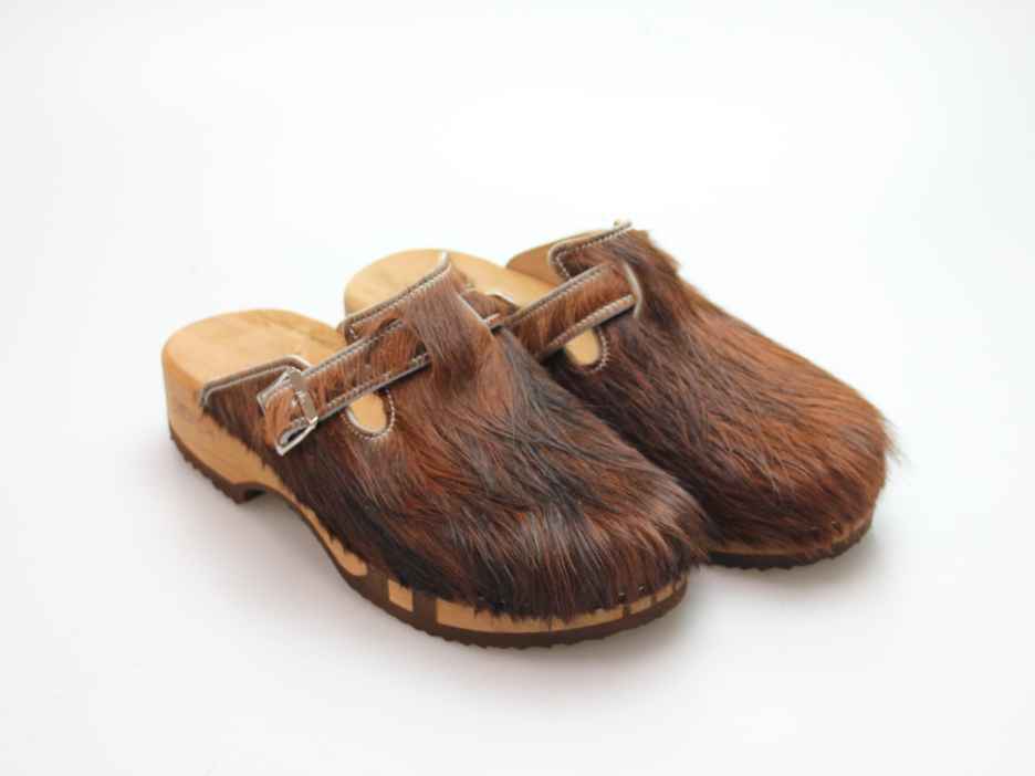 Bewegliche Clogs mit Absatz in Fell