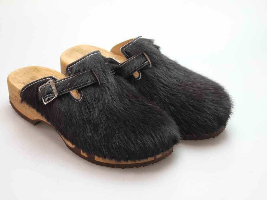 Bewegliche Clogs mit Absatz in Fell