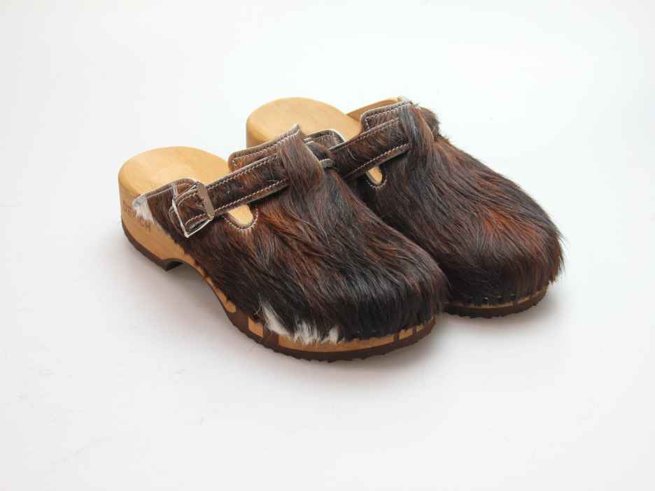 Bewegliche Clogs mit Absatz in Fell