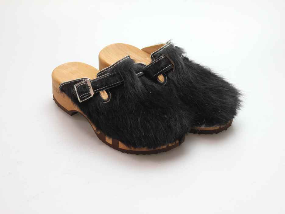 Bewegliche Clogs mit Absatz in Fell