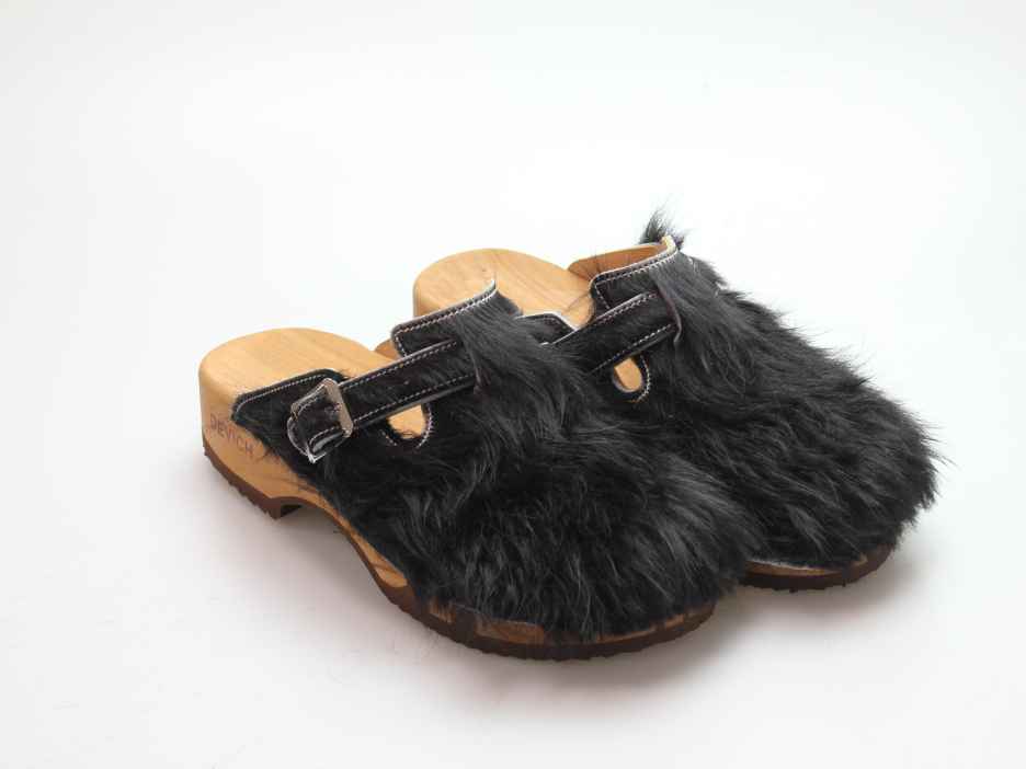 Bewegliche Clogs mit Absatz in Fell