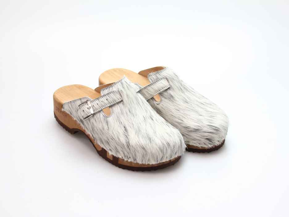 Bewegliche Clogs mit Absatz in Fell