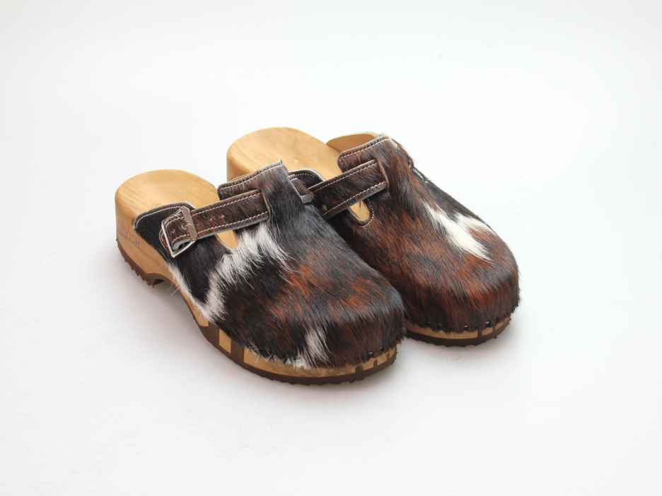 Bewegliche Clogs mit Absatz in Fell