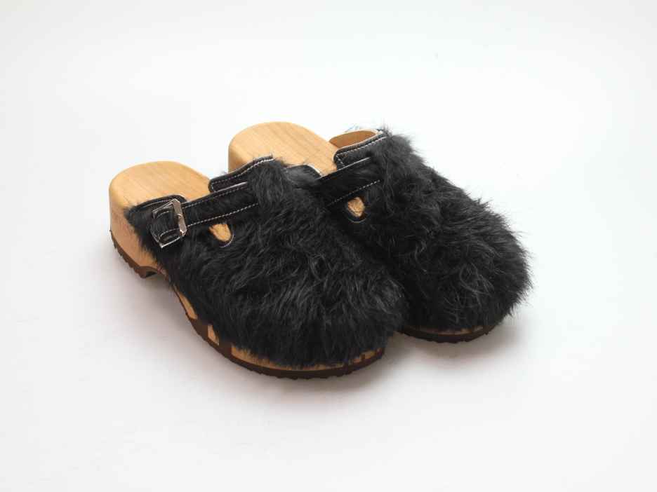 Bewegliche Clogs mit Absatz in Fell