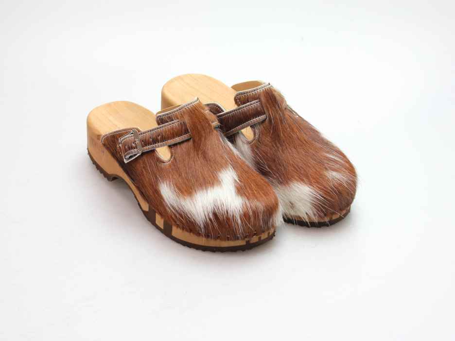 Bewegliche Clogs mit Absatz in Fell