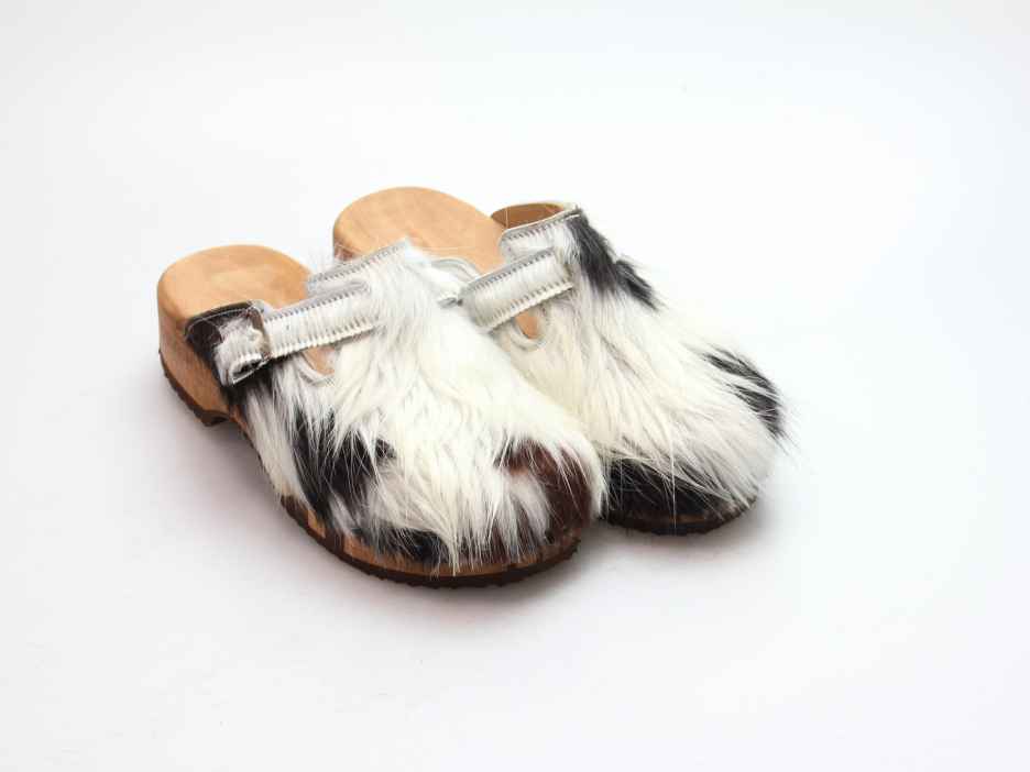 Bewegliche Clogs mit Absatz in Fell