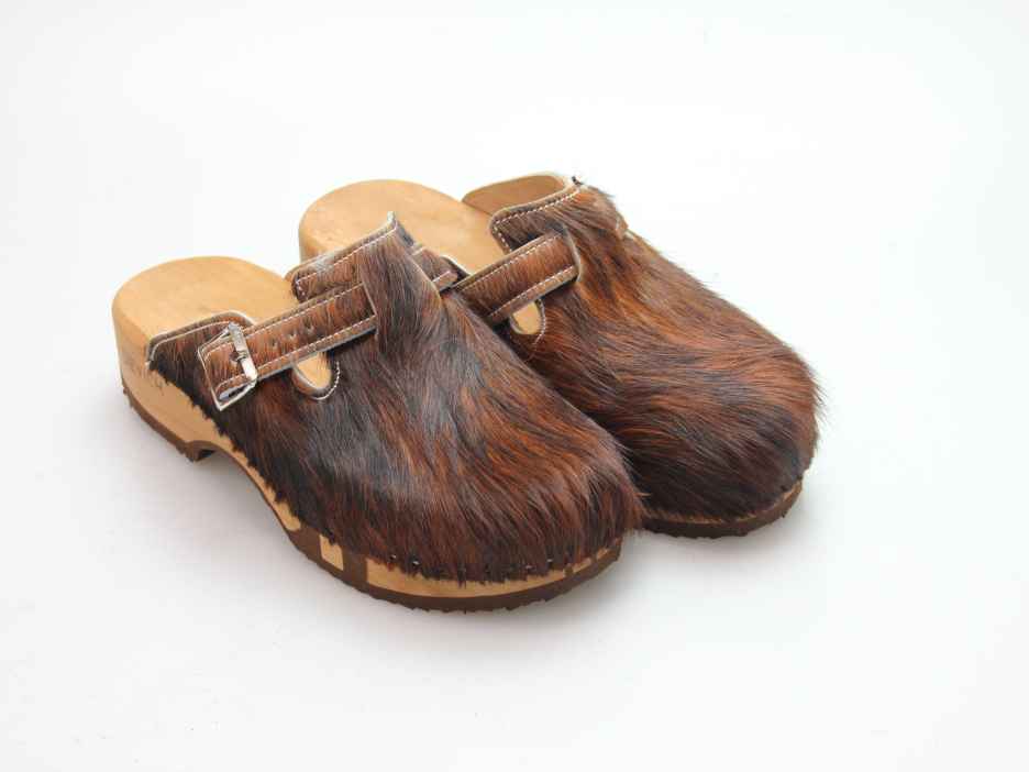 Bewegliche Clogs mit Absatz in Fell