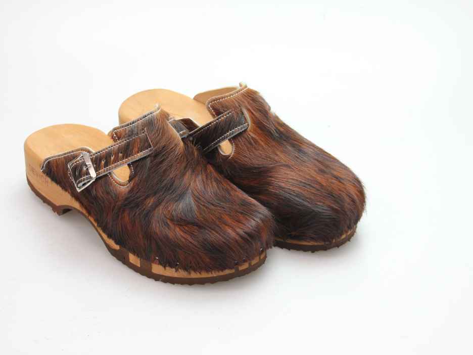 Bewegliche Clogs mit Absatz in Fell
