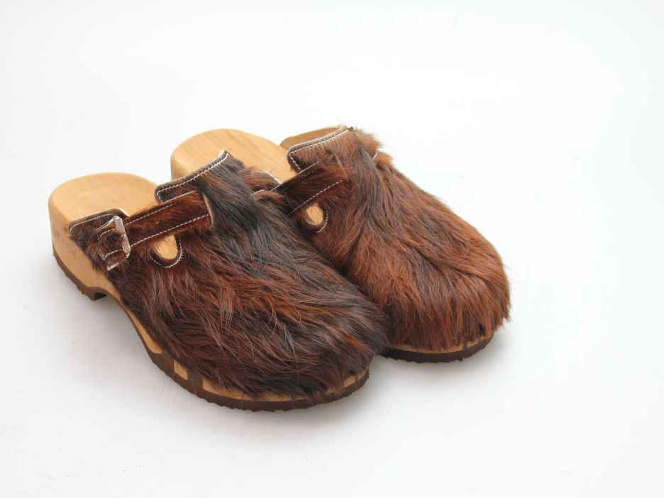 Bewegliche Clogs mit Absatz in Fell