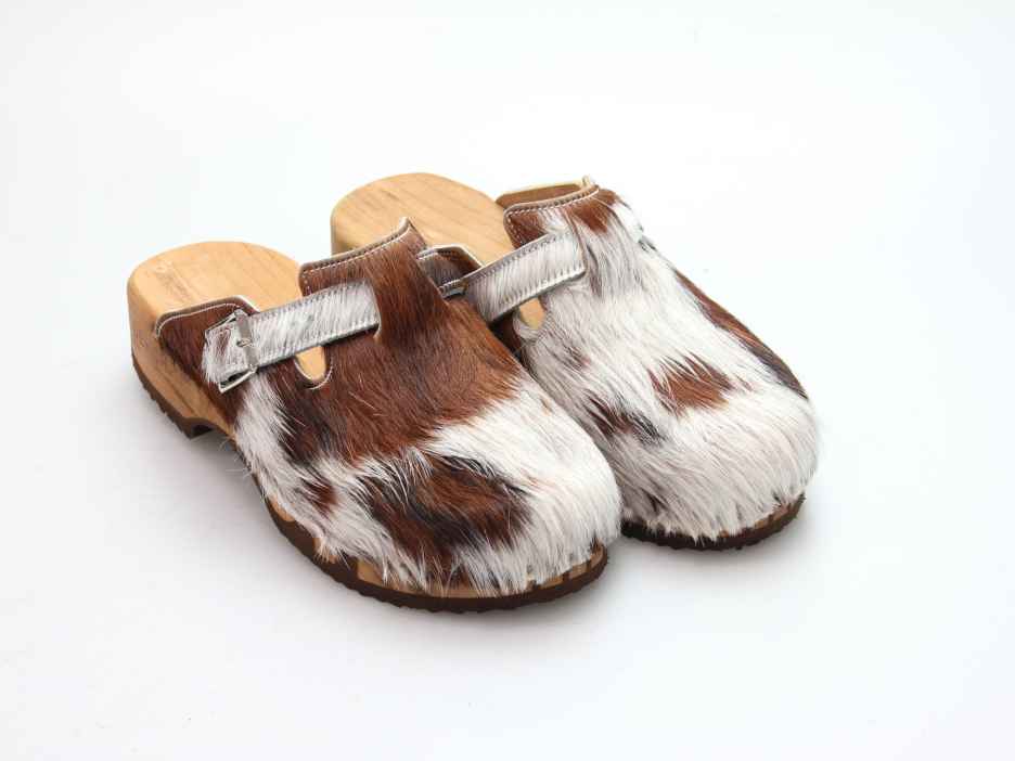 Bewegliche Clogs mit Absatz in Fell