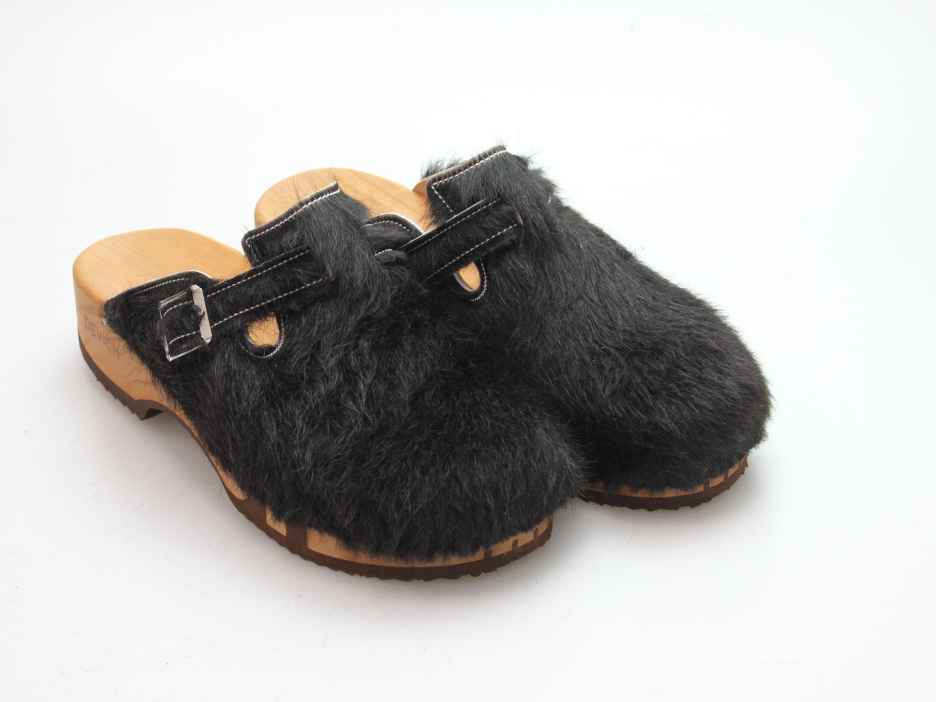 Bewegliche Clogs mit Absatz in Fell
