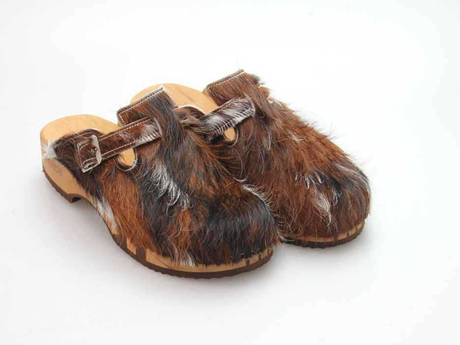 Bewegliche Clogs mit Absatz in Fell