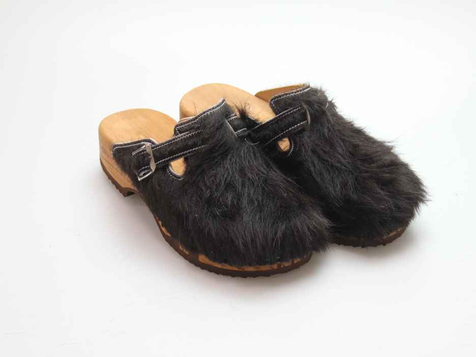Bewegliche Clogs mit Absatz in Fell