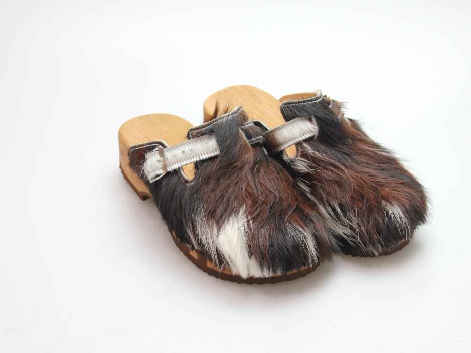 Bewegliche Clogs mit Absatz in Fell