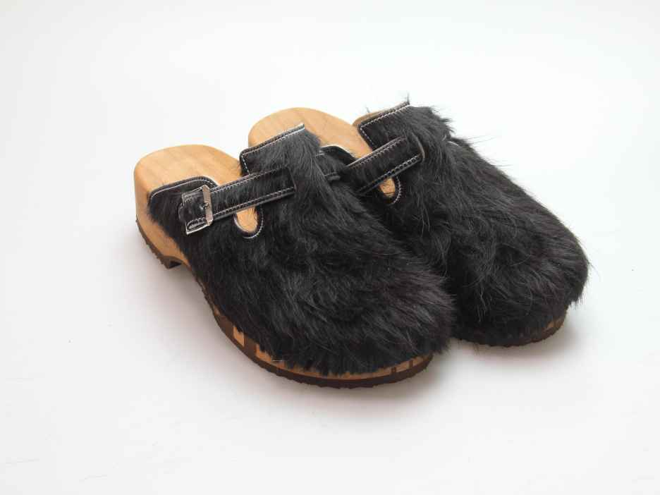 Bewegliche Clogs mit Absatz in Fell