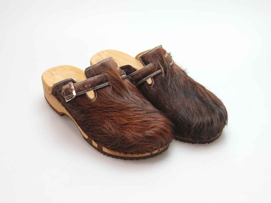Bewegliche Clogs mit Absatz in Fell