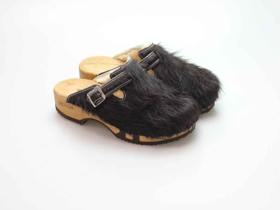 Bewegliche Clogs mit Absatz in Fell gefüttert