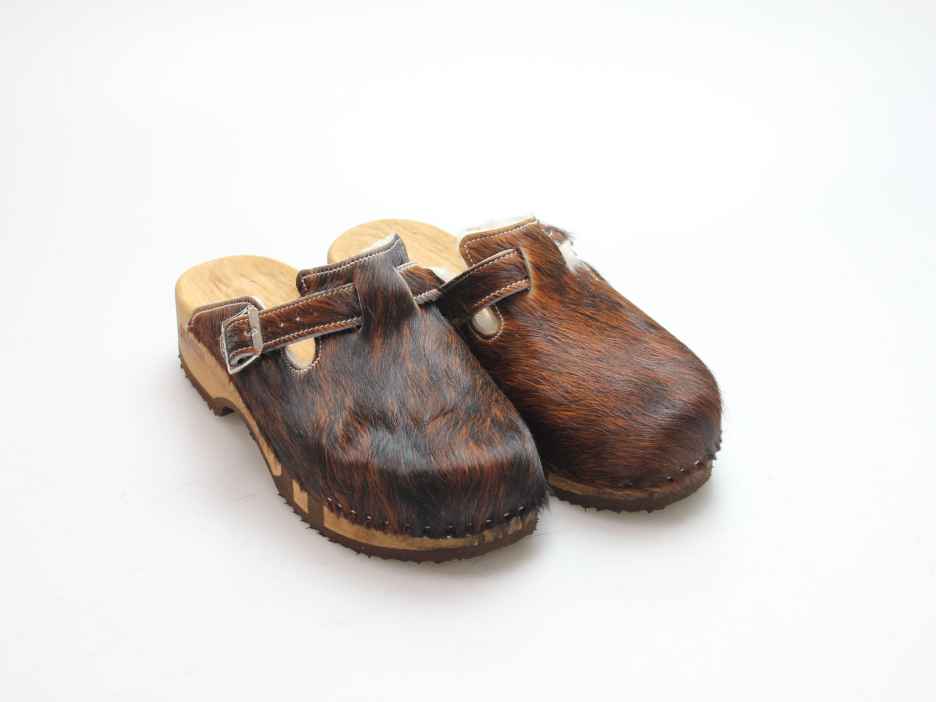 Bewegliche Clogs mit Absatz in Fell gefüttert
