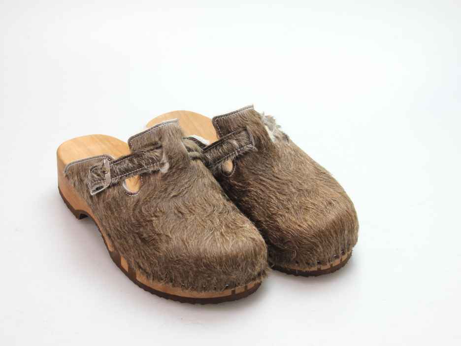 Bewegliche Clogs mit Absatz in Fell gefüttert