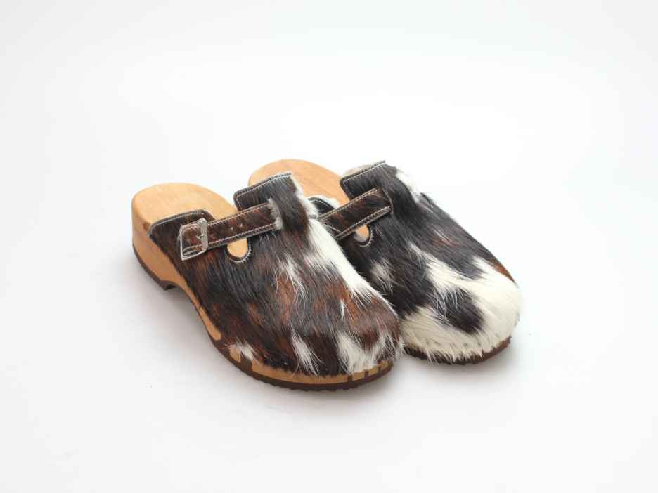 Bewegliche Clogs mit Absatz in Fell gefüttert