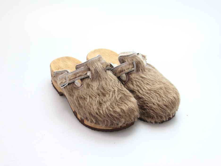 Bewegliche Clogs mit Absatz in Fell gefüttert