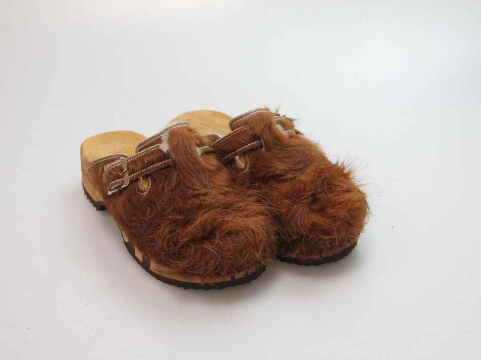 Bewegliche Clogs mit Absatz in Fell gefüttert