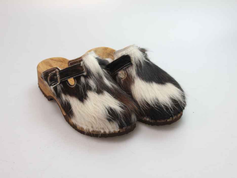 Bewegliche Clogs mit Absatz in Fell gefüttert