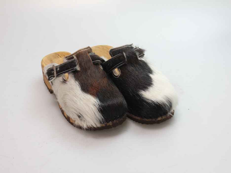 Bewegliche Clogs mit Absatz in Fell gefüttert