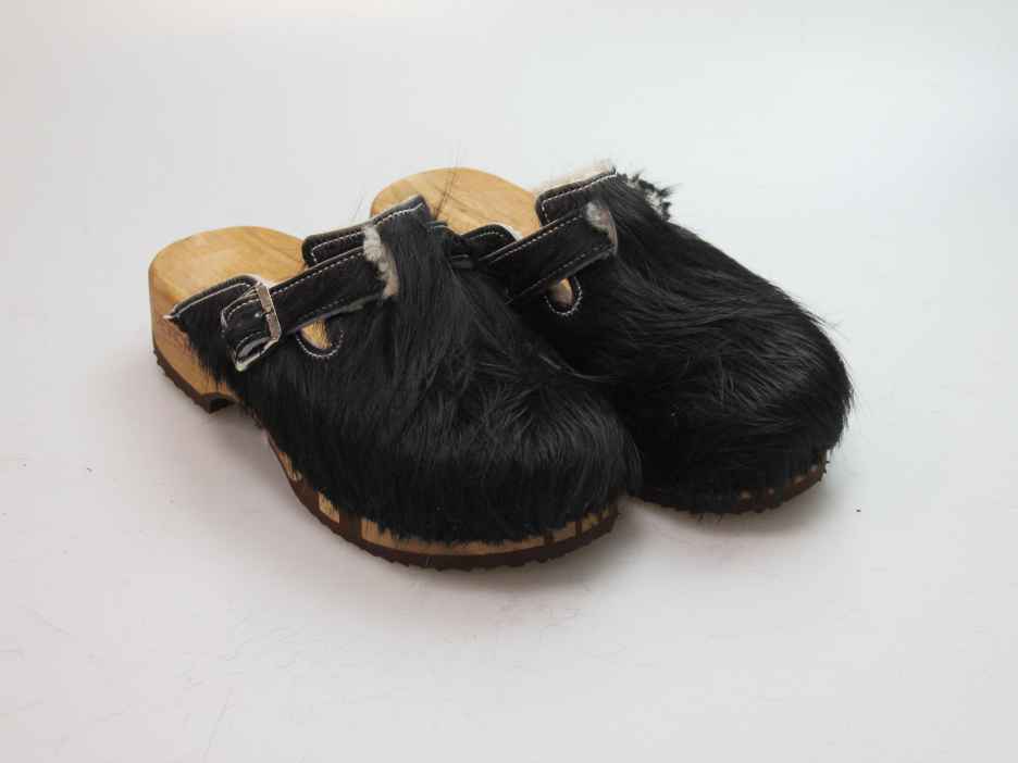 Bewegliche Clogs mit Absatz in Fell gefüttert