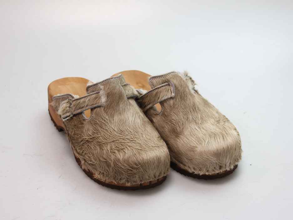 Bewegliche Clogs mit Absatz in Fell gefüttert