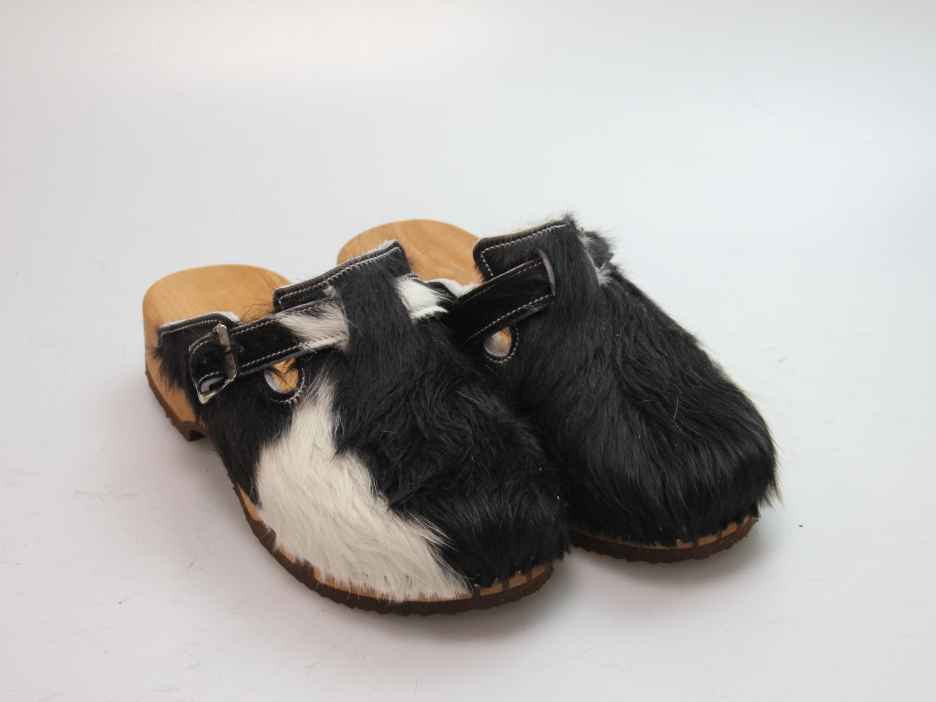 Bewegliche Clogs mit Absatz in Fell gefüttert