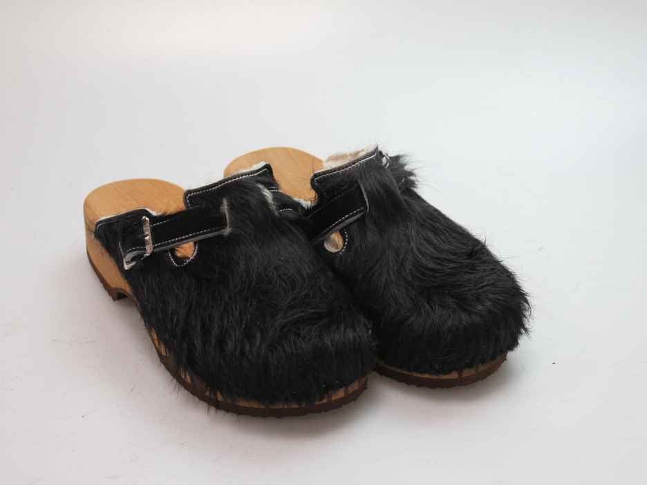 Bewegliche Clogs mit Absatz in Fell gefüttert