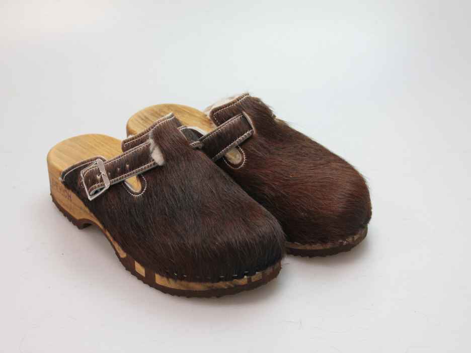 Bewegliche Clogs mit Absatz in Fell