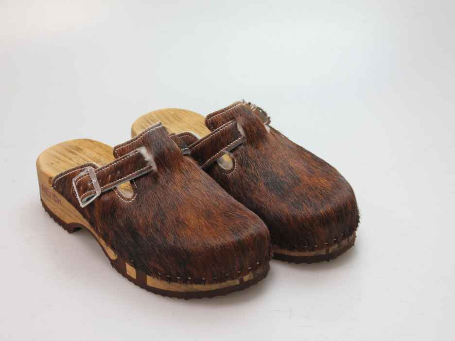 Bewegliche Clogs mit Absatz in Fell gefüttert