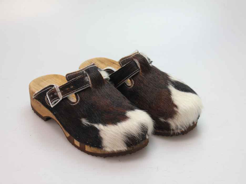 Bewegliche Clogs mit Absatz in Fell gefüttert