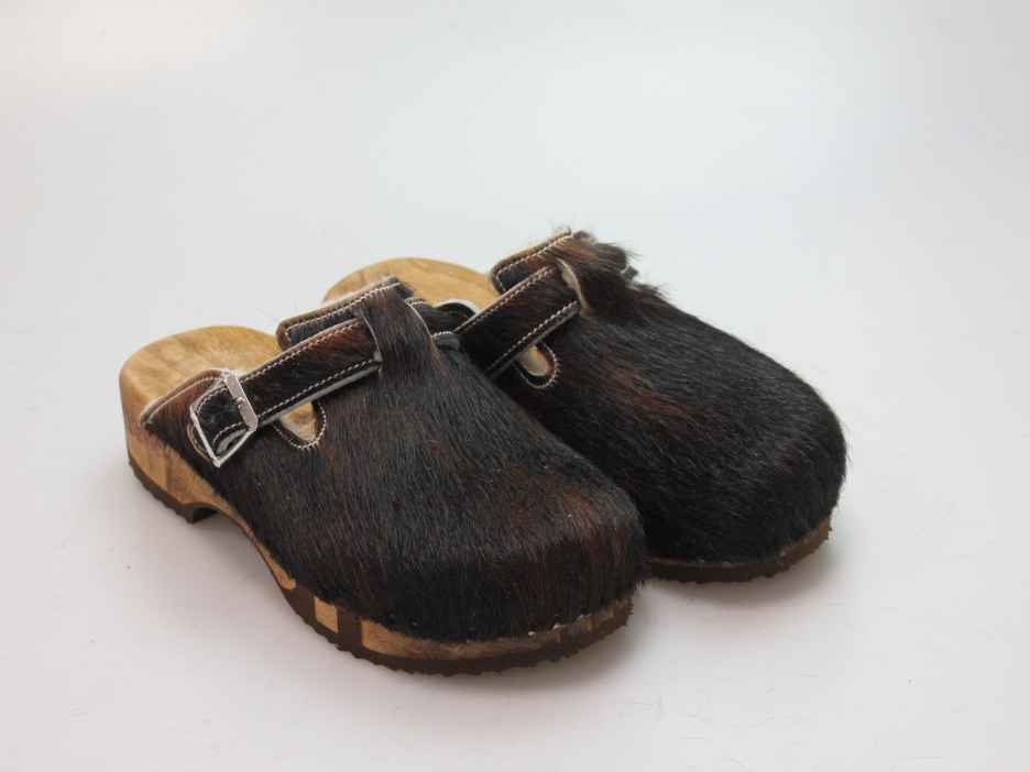 Bewegliche Clogs mit Absatz in Fell gefüttert