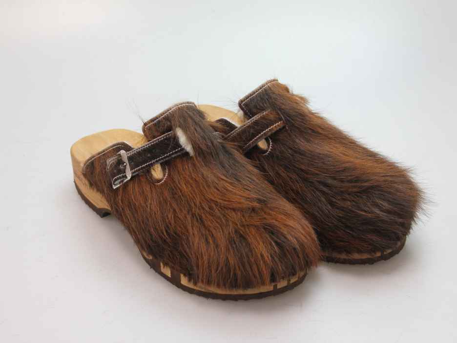 Bewegliche Clogs mit Absatz in Fell gefüttert