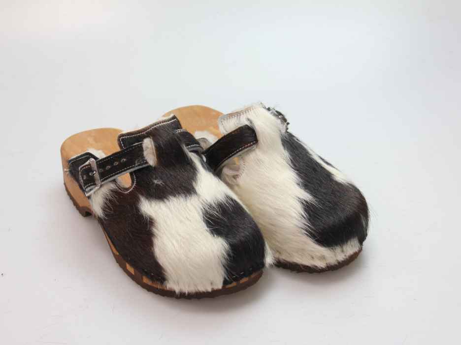 Bewegliche Clogs mit Absatz in Fell gefüttert