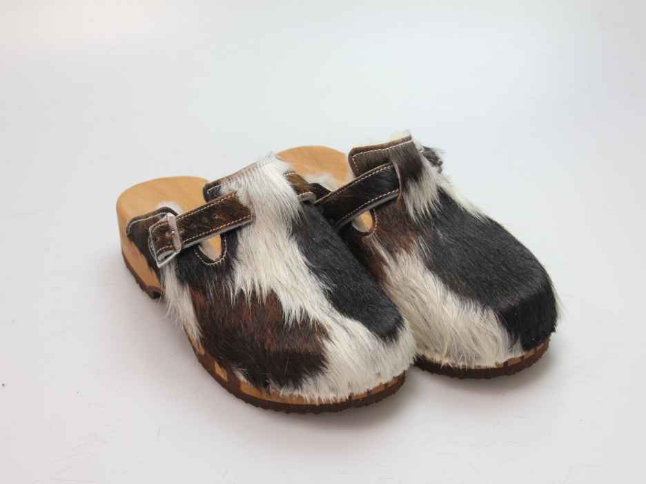 Bewegliche Clogs mit Absatz in Fell gefüttert