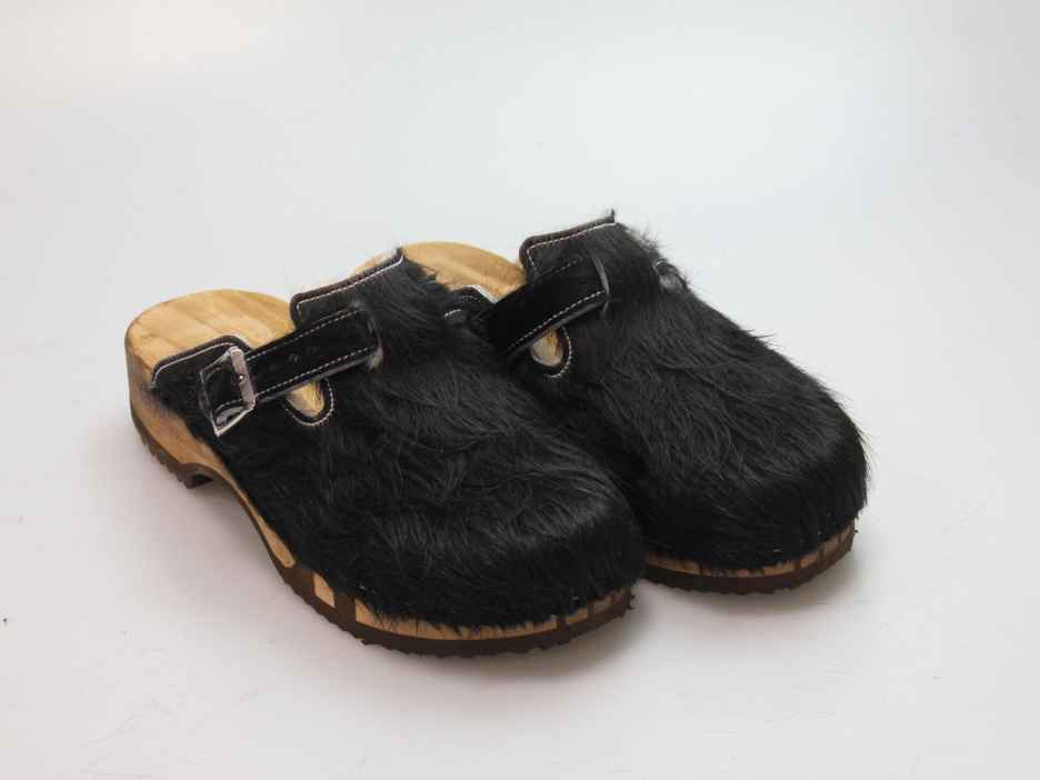 Bewegliche Clogs mit Absatz in Fell gefüttert