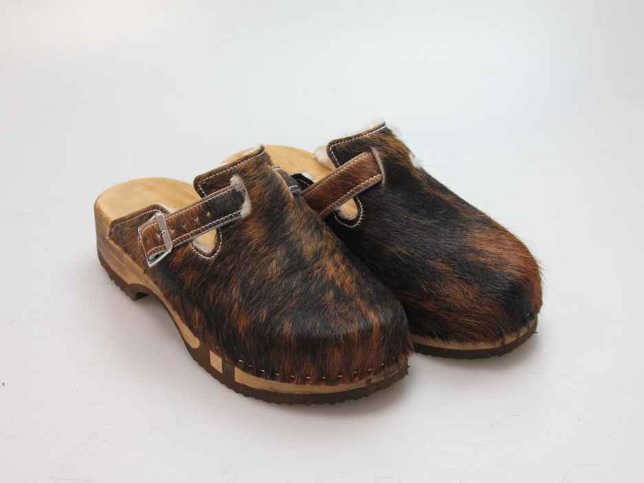 Bewegliche Clogs mit Absatz in Fell gefüttert