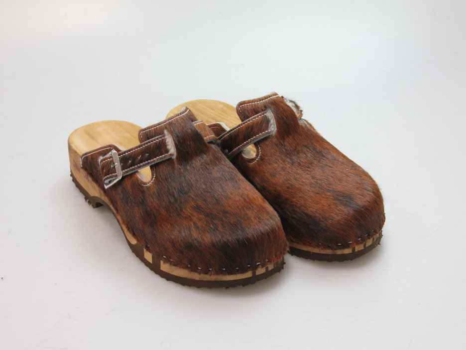 Bewegliche Clogs mit Absatz in Fell gefüttert